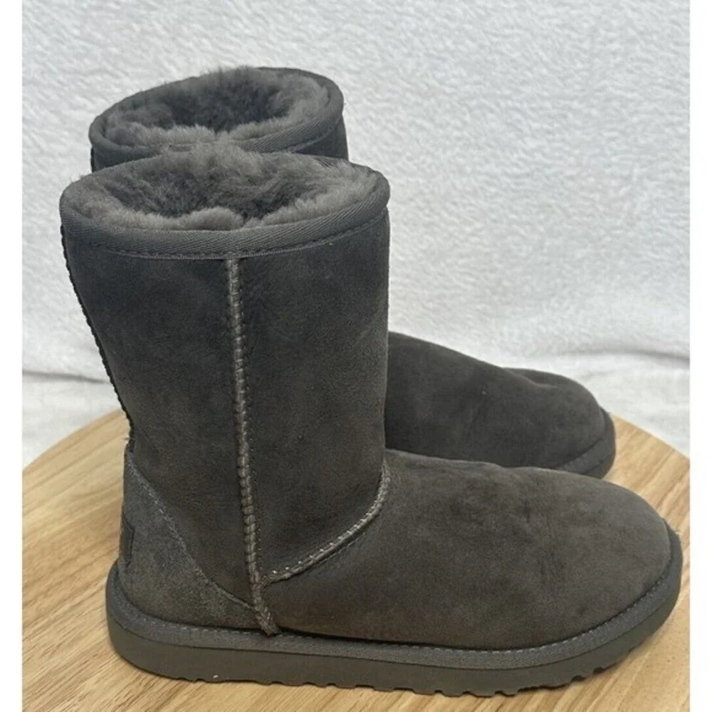 UGG Women’s Sz 3Sheepskin Leather Suede‎ Classic Mid-Calf Boots